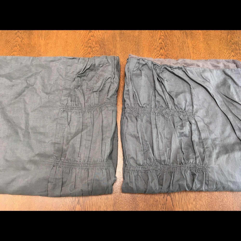 DKNY SET OF 2 European Sham. Gray 26x26” sq, gathered ruched. Tie backs in back. - Picture 4 of 5